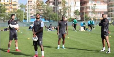 Aytemiz Alanyaspor, tesislerinde çalışmalarını gruplar halinde sürdürüyor