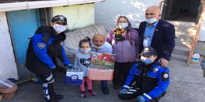 Karabük'te Polisler kapı kapı dolaşıp çocuklara kitap dağıttı