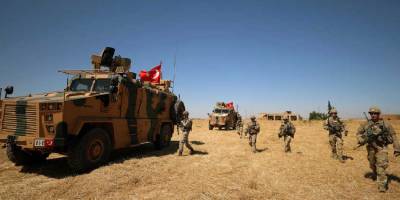 Suriye’de devriye görevi icra eden Türk askerinden çocuklara çikolata sürprizi