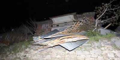 Hakkari'de iftar sonrası şiddetli fırtına çatıları uçurdu