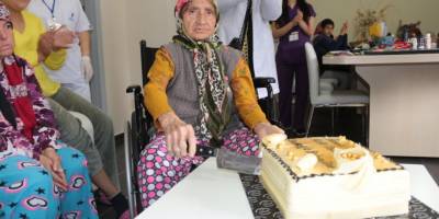 Bakım evindeki annelere pastalı sürpriz! 87’lik ninenin yaşını soranlara cevabı 40 oldu