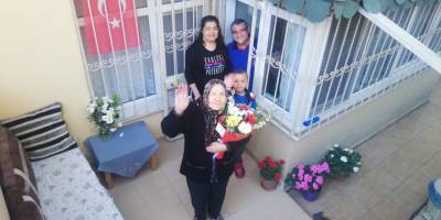 Pandemi servisi hemşiresinden 74 yaşındaki annesine duygulandıran sürpriz