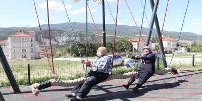 Karabük'ün Safranbolu ilçesinde yaşlı karı-koca parkta sallanarak eğlendi