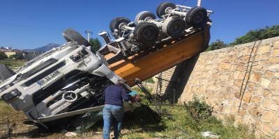 Denizli'de kontrolden çıkan hafriyat kamyonu, duvarda asılı kaldı