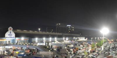 İstanbul'da Bayrampaşa Hali'nde polis ekipleri ateş ölçtü, maske dağıttı