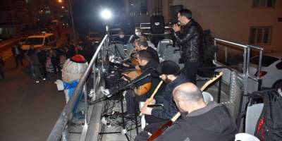 Amasya'da Ramazan Sokağı adı altında eğlence sokakta, vatandaşlar balkonda