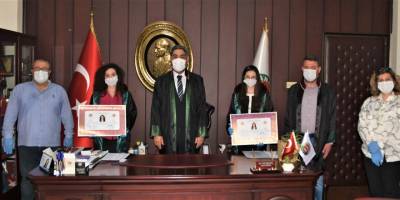 Staj eğitimlerini tamamlayan iki kız kardeş meslek yemini ederek avukatlığa adım attı