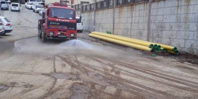 Hakkari’de yağan yağmur sonrası caddeler çamur oldu! Ekipler cadde temizliğiyaptı