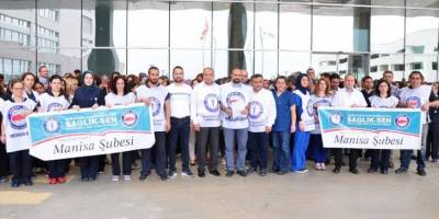 Manisa'da Sağlık-Sen, 12 Mayıs Hemşireler Günü dolayısıyla alkışlarla taleplerini hatırlattı