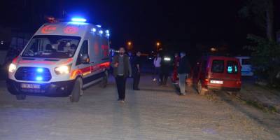 Bursa'da Motosiklet sürücüsü köpeklerden kaçarken bir şahsa çarptı