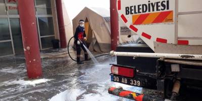 Hakkari Belediyesi ekipleri devlet hastanesi çevresini dezenfenkte ediyor
