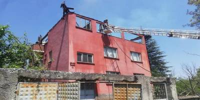 Karabük’ün Ovacık ilçesinde Mehmet Burhan’a ait ev alevlere teslim oldu