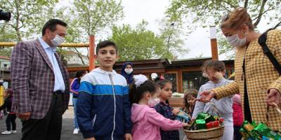 Düzce'de Akçakoca’da çocuklar uçurtma uçurdu parklarda oynadı