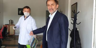 Berber ve Kuaförlere kaynaşlı’da berber ve kuaförlere hijyen seti dağıtıldı