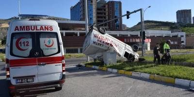 Malatya'da kırmızı ışıkta geçen otomobil, minibüse çarptı: 3 yaralı