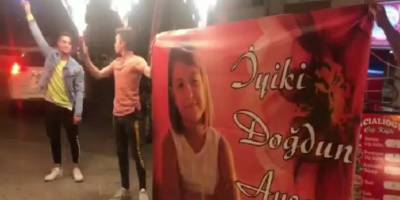 Karabük'te Mahalleliden küçük Ayşe'ye doğum günü sürprizi