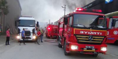 İnegöl'de metal sanayide yangın, 3 araç kül oldu