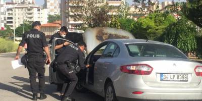 Seyir halindeki otomobilin motor kısmı alev alev yandı