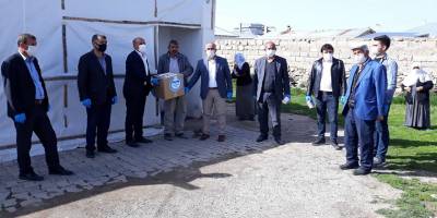 Başkan şefrik Ensari, yardıma muhtaç aileleri ziyaret edip gıda yardımında bulunuyor