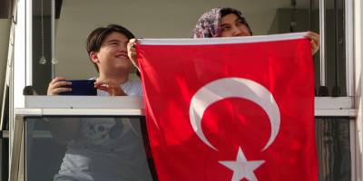 Uşak'ta 19 Mayıs coşkusuna balkondan ortak oldular