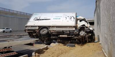 Kastamonu'nun Tosya ilçesinde devrilen kamyon yolu ulaşıma kapattı