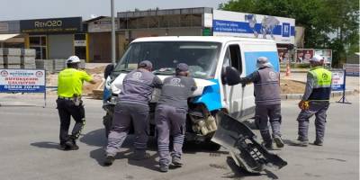 Denizli'de kamyonet ile otomobilin çarpışması sonucu 2 kişi yaralandı!