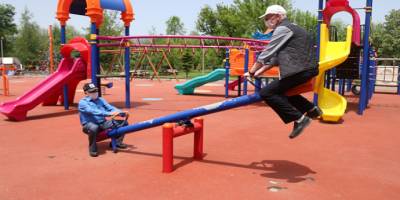Çocuk parkına giden yaşlılar tahterevalliye bindi