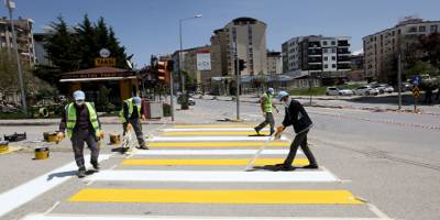 Van Belediyesi sokağa çıkma kısıtlamasında yol çizgilerini yeniledi