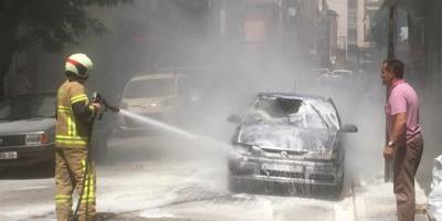 Antalya'da aşırı sıcaklar nedeniyle hararet yapan otomobile 5 yangın tüpü boşalttı