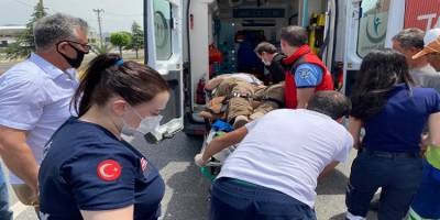 Edremit Ticaret Odası Başkanı Coşkun Salon, kaza yaptığı otomobilde sıkıştı