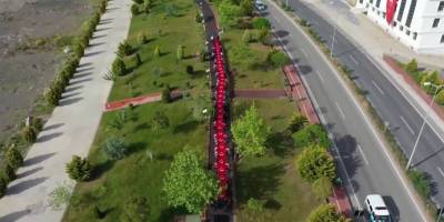 Zonguldak'ta Polisler dev bayrağı böyle taşıdı