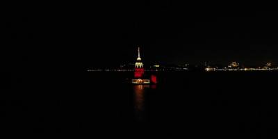 İstanbul'da Kız Kulesı kırmızı beyaz renge büründü