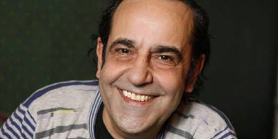 Kanser tedavisi gören Özkan Uğur da arkadaşlarıyla kamera karşısına geçti