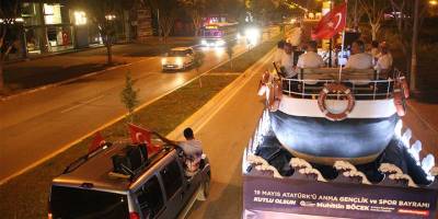 Antalya Büyükşehir Bandosu ‘evde kalanlara’ moral için sokakta