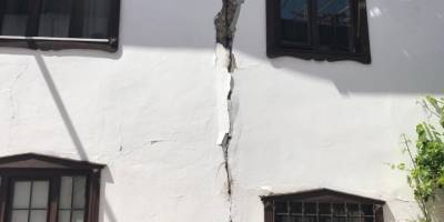 Depremden hasar gören evleri için yetkililerden haber bekliyorlar