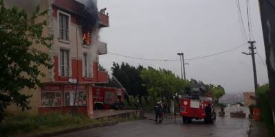 3 katlı binada çıkan yangında mahsur kalan 5 kişiyi itfaiye kurtardı
