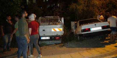 Antalya'da çarpışan araçlar bahçeye girdi: 2 yaralı