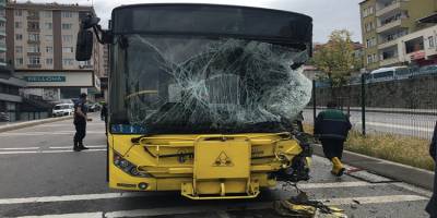 Pendik’te seyir halindeki İETT otobüsü sulama aracına çarptı