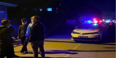 Sakarya'da D-650 karayolunda kontrolden çıkan otomobil bariyerlere uçtu!