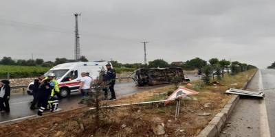 Manisa’nın Salihli ilçesinde minibüs devrildi: 15 yaralı