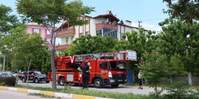 Aksaray’da şizofreni hastası genci polis ikna ederek çatıdan indirdi