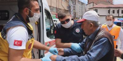 Sivas'ta Cami bahçesinde bayıldı! Cuma’yı terk etmemek için hastane gitmek istemeyince direndi!