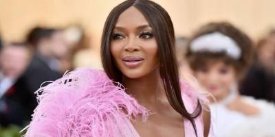 50 Yaşındaki Ünlü Model, Metroda Çıplak Poz Verdi