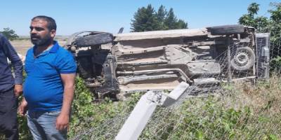 Diyarbakır'da gözleri kararan şoför tarlaya yuvarlandı! 1'i ağır 2 kişi yaralandı