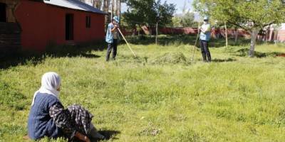 Vefa ekibi 80 yaşındaki kadının bahçesindeki otları biçti