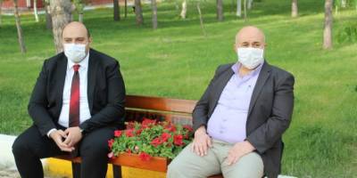 Oturma banklarına çiçekli sosyal mesafe