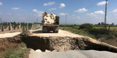 Mersin'in Tarsus ilçesinde Patlayan su kanalı yolu göçürdü