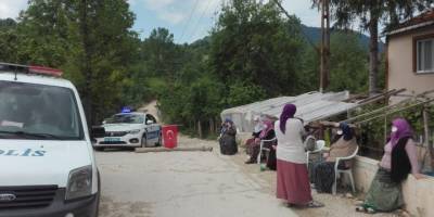 Ordu'nun Kumru ilçesinde Tozdan bıkan mahalleli yolu ulaşıma kapattı