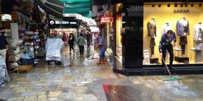 İzmir’de yağış hayatı felç etti, caddeler göle döndü
