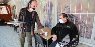 Kocaeli'de Normalleşme sürecinin ilk gününde çayları ücretsiz servis etti